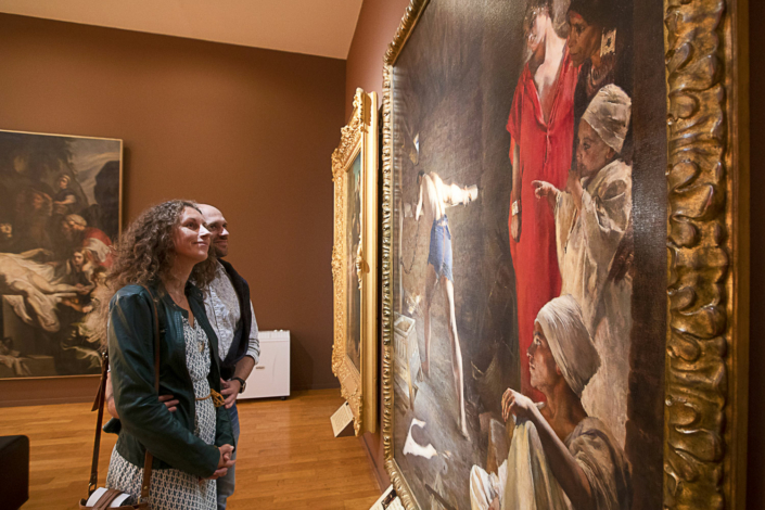 Couple devant un tableau au palais des Beaux-Arts de Cambrai